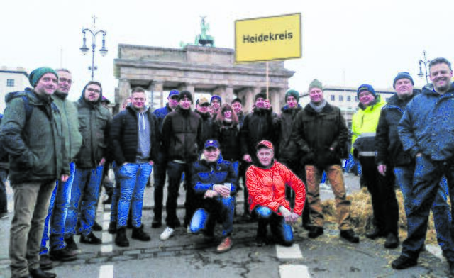 Das Landvolk Lüneburger Heide demonstrierte mit, mit  Vorsitzendem Wilhelm Neven (4. v. re.) und Henrik Rump (kniend links) sowie Geschäftsführer Werner Maß (kniend rechts)  und einem Teil der etwa 60 Teilnehmerinnen und Teilnehmern in Berlin | Foto: Landvolk-Geschäftsführer Henning Jensen