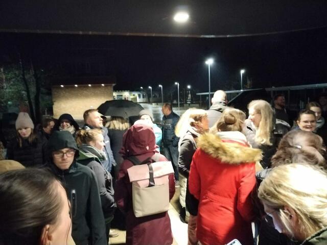 Eltern warten auf verspäteten Einlass. | Foto: Rüdiger Störtebecker 