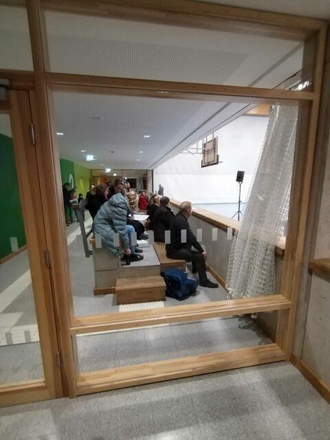 Überfüllte Zuschauerränge,so wohl nicht erwartet von der Politik,