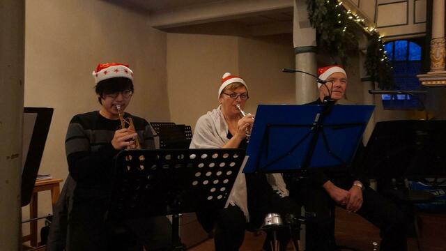 Die Trompeten spielen sich warm. | Foto: Gaby Prohn