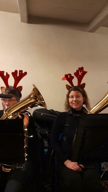 Spaß an der Sache und weihnachtliche Bekleidung. Das Stadtorchester Winsen stimmt sich ein. | Foto: Gaby Prohn 