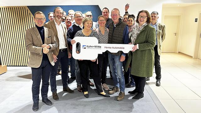 Bei der Übergabe (v.li.): Oliver Bohn und Jan Rommel (Geschäftsführer Kuhn + Witte), Thomas Henke, Birgit Mertens, Melanie Langeloh. Kerstin Witte (re., Geschäftsführerin Kuhn + Witte) und Kolleginnen und Kollegen | Foto: Autohaus Henke