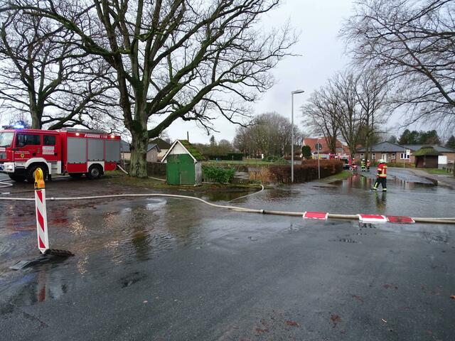 Mit Pumpen wurde der Wasserstand des Dorfteiches gesenkt | Foto: Pressestelle Feuerwehr Samtgemeinde Hanstedt