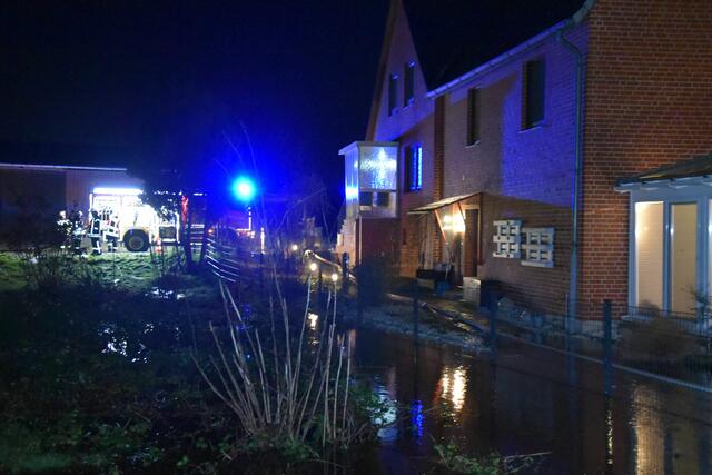 Dieses direkt neben dem überfluteten Bereich liegende Wohnhaus wurde mit einem Sandsack-Wall abgesichert | Foto: Mathias Wille