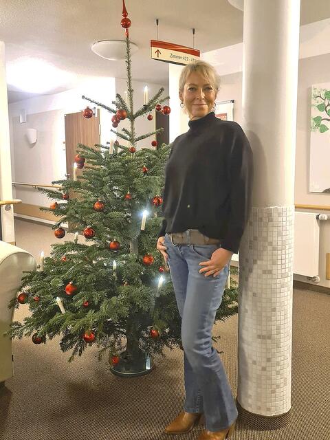 Pflegefachkraft Britta Meyer liegt das familiäre Miteinander mit den Senioren im Kursana Domizil Buchholz in der Weihnachtszeit besonders am Herzen | Foto: Kursana
