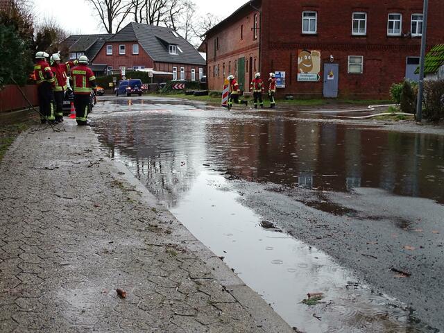 In Quarrendorf setzte der überflutete Dorfteich die Straße unter Wasser | Foto: Pressestelle Feuerwehr Samtgemeinde Hanstedt
