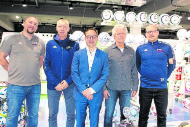 Die Fußballtrainer um VfL-Fußballabteilungsleiter Torben Milbredt (Mitte) | Foto: sb