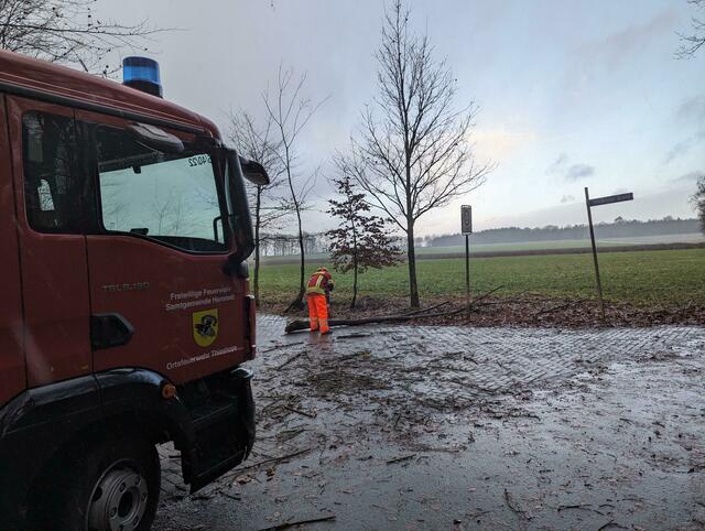 Mit ihrem neuen Einsatzfahrzeug beseitigte die Feuerwehr Thieshope ein Baumhindernis von der Straße | Foto: Pressestelle Feuerwehr Samtgemeinde Hanstedt