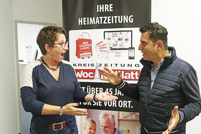 Im Jahr 2019 mit Zauberer Jorgos, der die PR-Redakteurin mit einem Zaubertrick in Erstaunen versetzt | Foto: jd