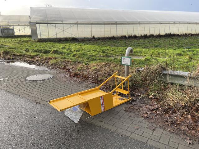 Auch das WOCHENBLATT wurde von dem Sturmtief nicht verschont. Die Abholbox in Emmelndorf, Lindenstraße hielt dem starken Wind nicht Stand.  | Foto: sra