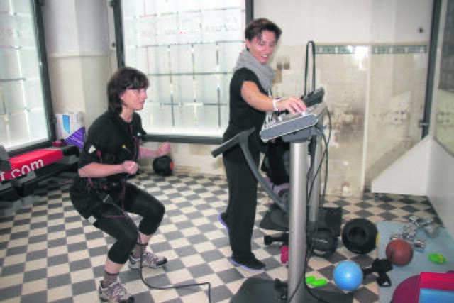 PR-Redakteurin Stephanie Bargmann probiert aus, worüber sie schreibt: Im Jahr 2014 trainiert sie für einen Artikel über elektrische Muskelstimulation (EMS) unter Strom | Foto: tp