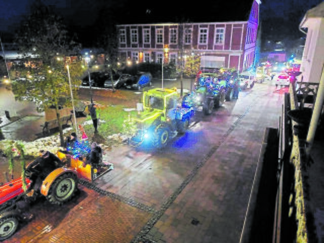 Beleuchtete Trecker begleiteten den Weihnachtsmann auf seiner Tour durch die Gemeinde Drochtersen