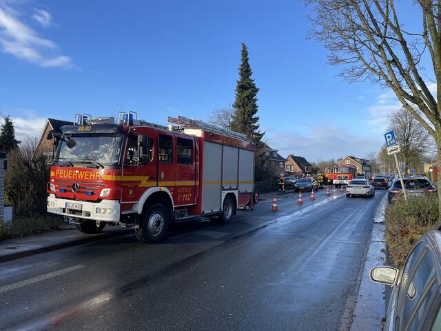 Die Einsatzkräfte der Feuerwehr warten auf eine Teleskop-Arbeitsbühne, um den Baum von der Krone abwärts Stück für Stück zu kürzen. Durch die Absperrung kann es zu Verkehrsverzögerungen kommen | Foto: sra