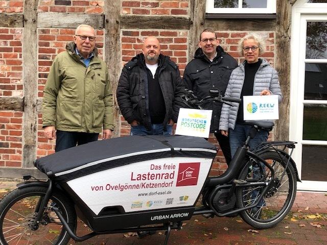 Rolf Marquardt  (1. Vorsitzender des Heimatvereins Ovelgönne / Ketzendorf e.V.), Marc Helmig (ehrenamtlicher Helfer, Ausleihstation),  Matthias Weiß  (Sparkasse Harburg-Buxtehude, Sponsor) und Initiatorin 
Tatjana Samland  | Foto: Heimatverein Ovelgönne