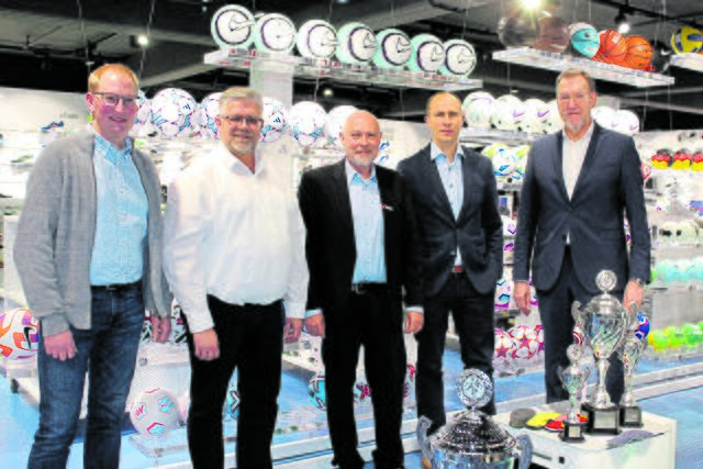 Zu den Sponsoren gehören (v.li.): Heiko Faby (Faby Fruchtgroßhandel), Torsten Haack (Autohaus Gotthard), Sparkasse Stade-Altes Land, Dr. Christian Pape (Wohnstätte Stade) und Jürgen Steeneck (Mohr) | Foto: sb