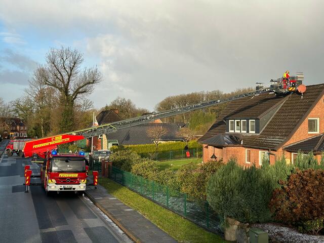 In Wesel beseitigten Feuerwehrleute eine Schornsteinhaube von einem Dach | Foto: Pressestelle Feuerwehr Samtgemeinde Hanstedt