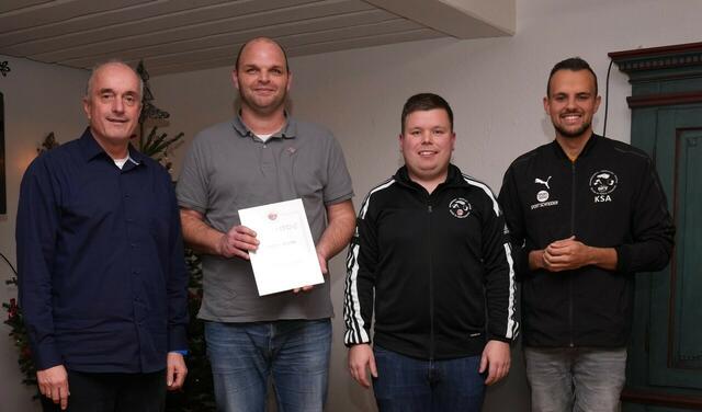 Die NFV-Verdienstnadel in silber nahm entgegen: Steffen Raida (2. v. l.) mit dem stellv. KSO Alexander Schulz, KSO Marvin Schories (ab 2. v. r.) und Frank Dohnke (links), Kreisvorsitzender im NFV Kreis Harburg | Foto: Olaf Lahse