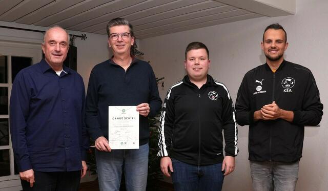 Kay-Dieter Guntau (2. v. l.) ist Ü50-Kreissieger bei der DFB-Aktion „Danke Schiri!“ | Foto: Olaf Lahse