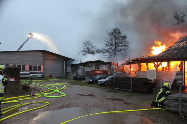 Das Feuer drohte auf eine weitere Halle überzugreifen | Foto: Feuerwehr/Stefan Braun