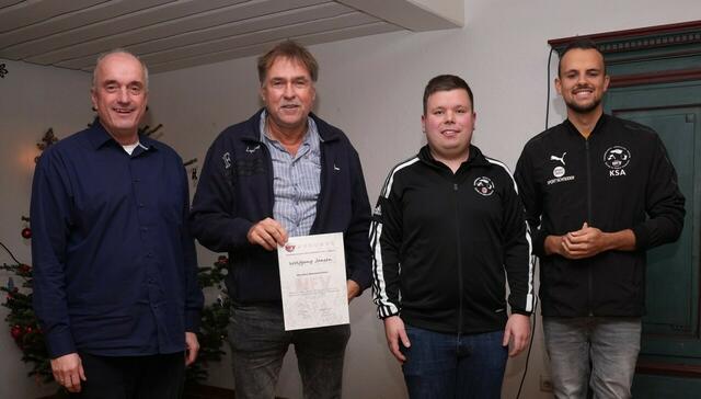 45 Jahre Schiedsrichter ist Wolfgang Jansen (2. v. l.)  | Foto: Olaf Lahse