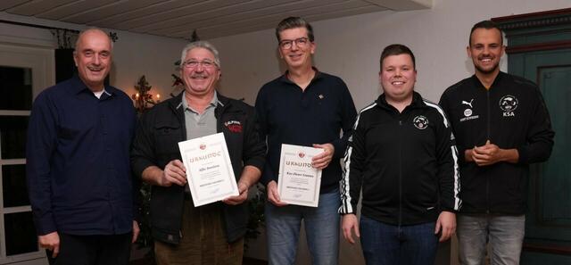 Die goldene NFV-Verdienstnadel gab es für Alfio Insolera und Kay-Dieter Guntau (ab 2. v. l.). Mit ihnen freuten sich der stellv. KSO Alexander Schulz, KSO Marvin Schories (ab 2. v. r.) und Frank Dohnke (links), Kreisvorsitzender im NFV Kreis Harburg | Foto: Olaf Lahse