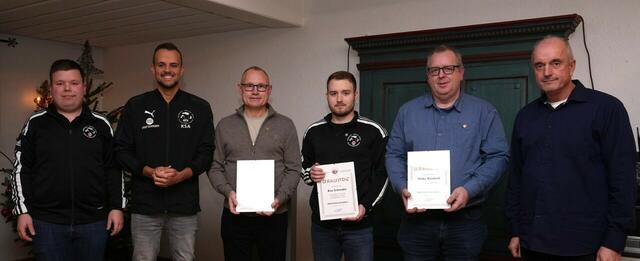 Die NFV-Verdienstnadel erhielten Ron Schneider (3. v. r.) für besondere Verdienste sowie Olaf Lahse (3. v. l.) und Heiko Reinboth (2. v. r.) für 15 Jahre in der Schiedsrichterei. Freuten sich mit ihnen: Der stellv. KSO Alexander Schulz, KSO Marvin Schories (v. l.) sowie Frank Dohnke (rechts), Kreisvorsitzender im NFV Kreis Harburg | Foto: Olaf Lahse