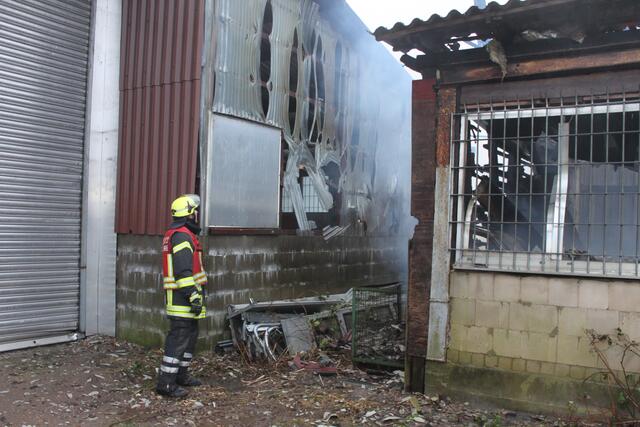 Obwohl der Abstand nur zwei Meter betrug, blieb die zweite Halle (links) dank des Feuerwehreinsatzes bis auf die Außenverkleidung intakt | Foto: Feuerwehr/Stefan Braun