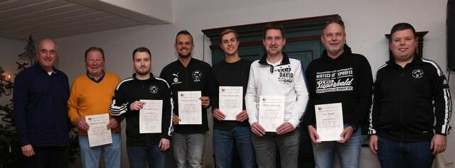 Geehrt für 10 Jahre Schiedsrichterei vom NFV-Kreisvorsitzenden Frank Dohnke: Joachim Kirstein, Ron Schneider, Marvin Schories, Frederik Lesniewski, Marius Brenning, Tim Färber sowie (re.) Alexander Schulz, Vize-Kreisschiedsrichterobmann | Foto: Olaf Lahse