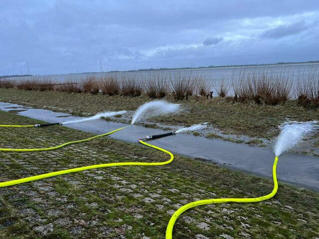 Das Wasser wird in Jork-Wisch aus den überfüllten Gräben über den Deich in die Elbe gepumpt | Foto: Feuerwehren von der Este