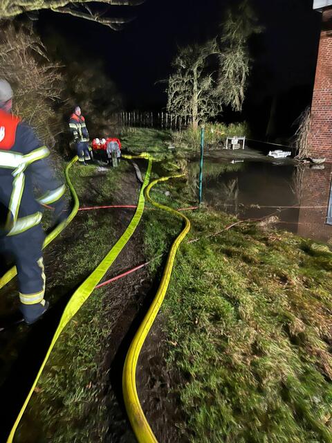 Wasser wird abgepumpt | Foto: Feuerwehren von der Este