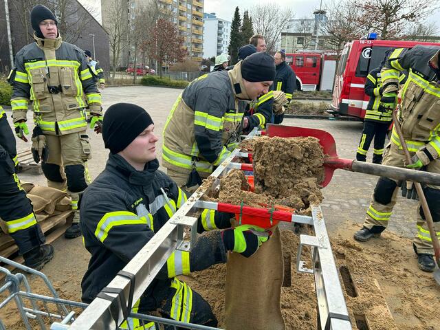 In Buxtehude befüllten die Feuerwehrleute Sandsäcke, um für weitere Hochwasser-Einsätze vorbereitet zu sein | Foto: Feuerwehr Buxtehude