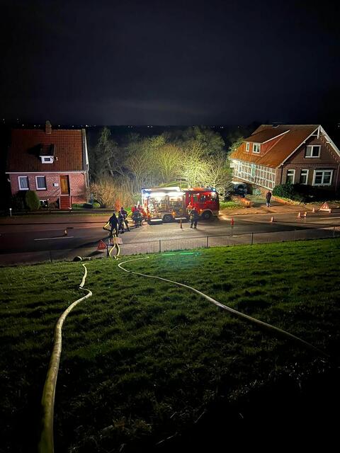 In Jork-Wisch war die Feuerwehr auch nachts im Einsatz, um Wasser über den Deich in die Elbe zu pumpen | Foto: Feuerwehren von der Este