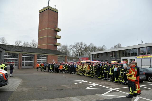 Die Einsatzkräfte aus dem Landkreis Harburg kurz vor der Abfahrt in den Heidekreis

  | Foto: Matthias Wille