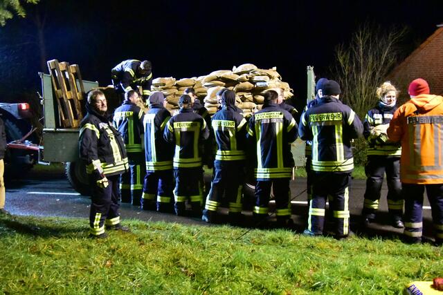 Die Einsatzkräfte der Feuerwehren aus dem Landkreis Harburg bilden eine menschliche Kette, um die Sandsäcke schnell an ihren vorgesehenen Ort zu befördern  | Foto: Kreisfeuerwehr / Mathias Wille