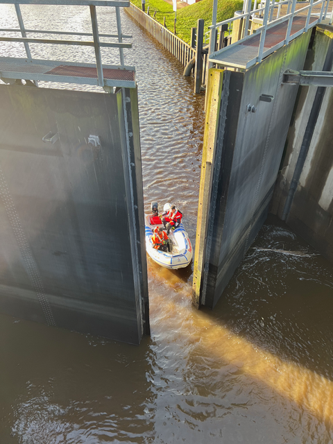 Die Sperrwerkstore waren durch das Netz blockiert | Foto: Feuerwehr Lühe