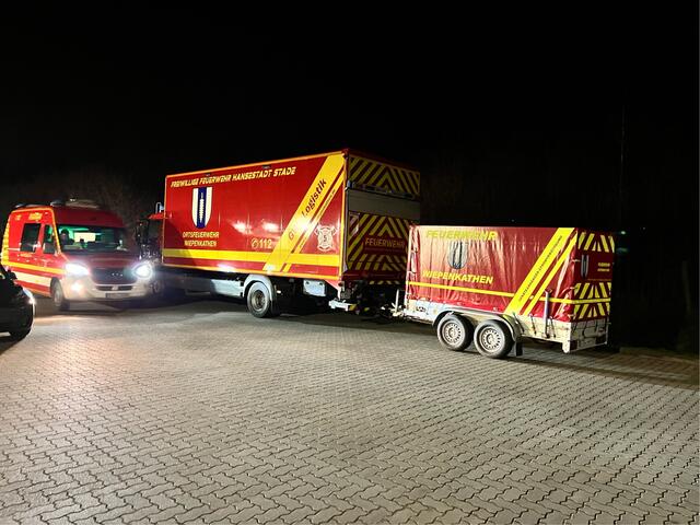 Mit dem Gerätewagen Logistik der Wiepenkathener Feuerwehr wird Equipment - unter anderem ein Schlauchboot - transportiert.  | Foto: Landkreis Stade / Daniel Beneke 