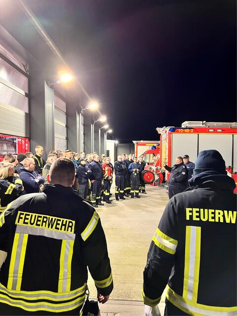 Die Feuerwehrleute trafen sich zur Besprechung am Apenser Feuerwehrhaus. | Foto: Landkreis Stade / Daniel Beneke