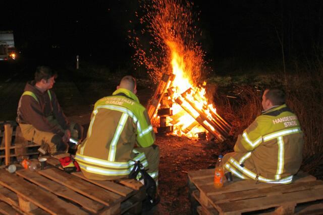 Zum Aufwärmen wurde ein Feuer entzündet | Foto: Stefan Braun / Feuerwehr