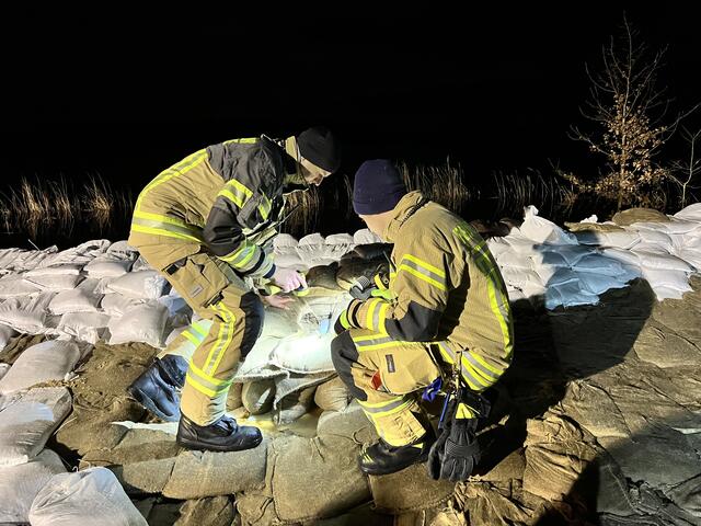 Buxtehuder Feuerwehrleute kontrollierten den Sandsackwall an der Zufahrt zum Serengeti-Park in Hodenhagen | Foto: Landkreis Stade / Daniel Beneke