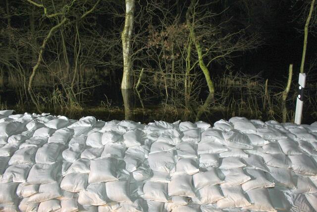 An den Straßen wurden Wälle aus Sandsäcken errichtet | Foto: Stefan Braun / Feuerwehr