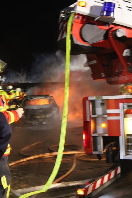 Carport und Auto brannten vollständig aus | Foto: pöp