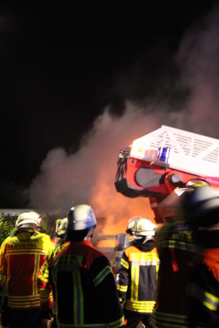 Immer wieder flammte das Feuer auf | Foto: pöp