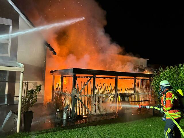 Der brennende Carport wurde von allen Seiten gelöscht | Foto: FF Seevetal