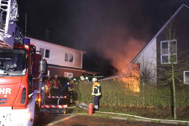 Hohe Flammen schlugen aus sem Carport | Foto: pöp