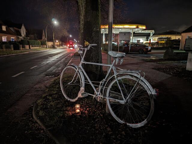 Das "Ghostbike" an der Unfallstelle soll auch an die Verantwortlichen in Politik und Verwaltung appellieren, den Radverkehr sicherer zu machen | Foto: Fynn Becker