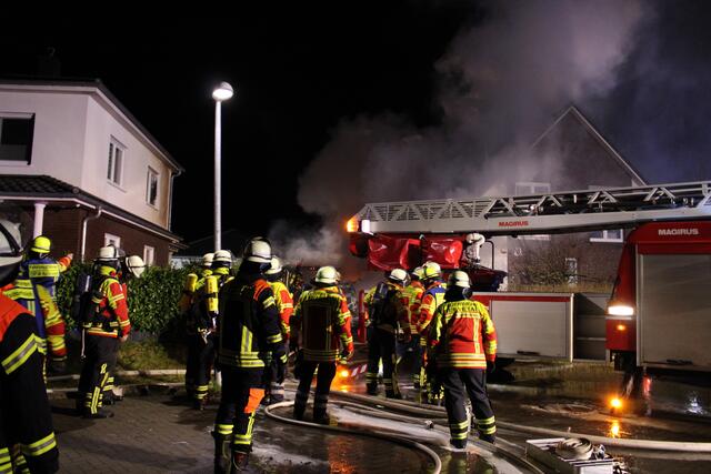 Die Feuerwehr war mit Drehleiter angerückt, um die Löscharbeiten von oben zu überwachen | Foto: pöp