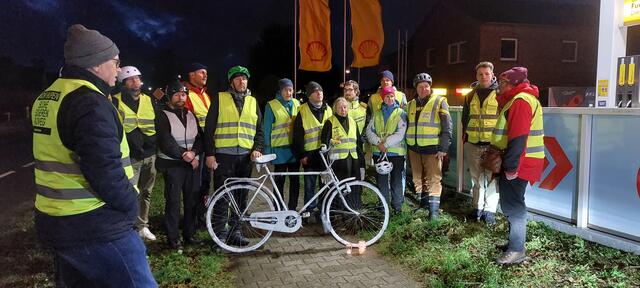 Am Unfallort in Stelle: Teilnehmer der Mahnwache mit der ADFC-Kreisvorsitzenden Karin Sager (re.) und dem "Ghostbike" zur Erinnerung an die verstorbene Radfahrerin | Foto: Gerhard Hahn/ADFC