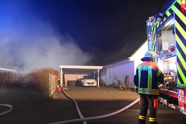 Die Feuerwehr konnte verhindern, dass auch dieser benachbarte Carport Feur fing | Foto: pöp