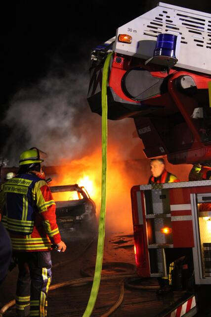 Hohe Flammen schlugen aus Carport und Fahrzeug, erreichten auch das Dach des Wohnhauses | Foto: pöp