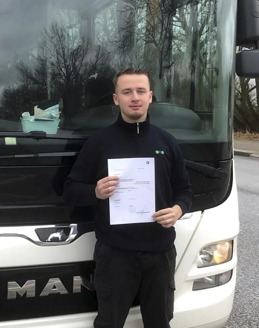 Mit dem Dokument der bestandenen Führerscheinprüfung: KVG-Busfahrer Julian Hennings | Foto: KVG